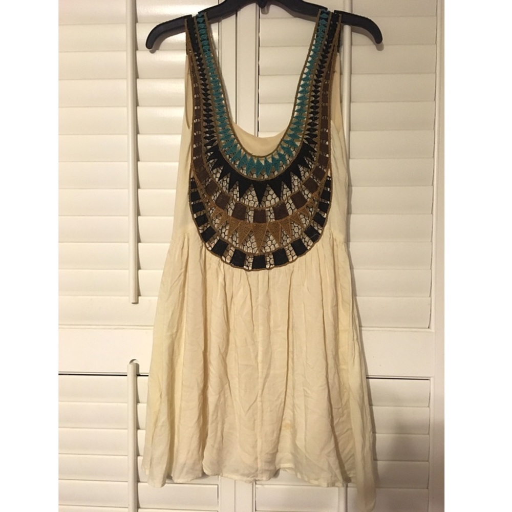 Casual cotton dress with colorful back cutout